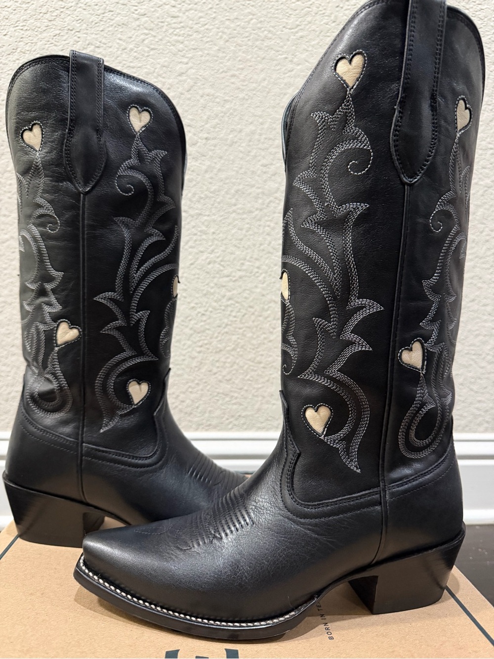 Tecovas Annie’s Midnight Hearts EUC. Size 7B.